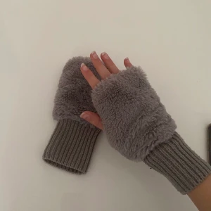 Torgvantar - Mysigaste vantarna med päls,,,🤗Så söta och mjuka 💕🛷Sjukt snygga till boots på vintern, säljer då jag har två likadana par!