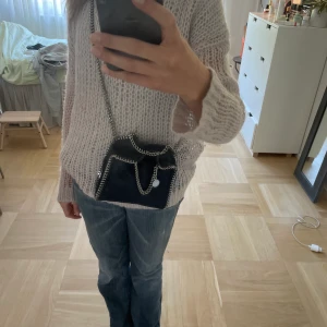 Stella McCartney väska - Lägger upp på nytt pga fel.  INTRESSEKOLL på min så snygga väska från Stella McCartney!! Den är i modellen Falabella Tiny mörkblå. Den är i nyskick då den knappt är använd💙💙