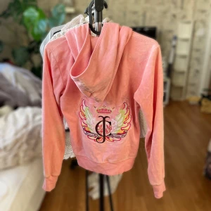 Tröja juicy couture  - Står att den är i storlek M men det är barnstorlekar och motsvarar en XS. Använt skick. 