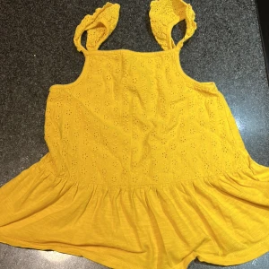 gult linne  - gult linne med mönster. barnstorlek