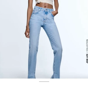 Blåa jeans  - Säljer mina blåa jeans med slits från zara!💕 kom privat för fler bilder, prislapp kvar. Säljer för dom tyvärr var för små