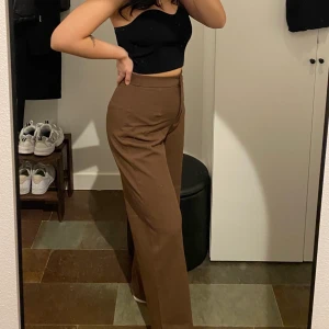 Kostym byxor PETITE - Säljer dessa super snygga, bruna kostymbyxor. Ganska flare i modellen. Sparsamt använda, så gott skick. Jag är 1,56cm ungefär!  Möts upp eller fraktar 💘