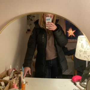 Sail racing jacka dam  - Svart jacka i storlek small men passar även Medium. Är i bra skick utom ett hål i innerfickan men som inte syns eller gör någon direkt skillnad. 