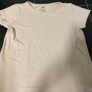 En rosa t-shitt  - Bra 