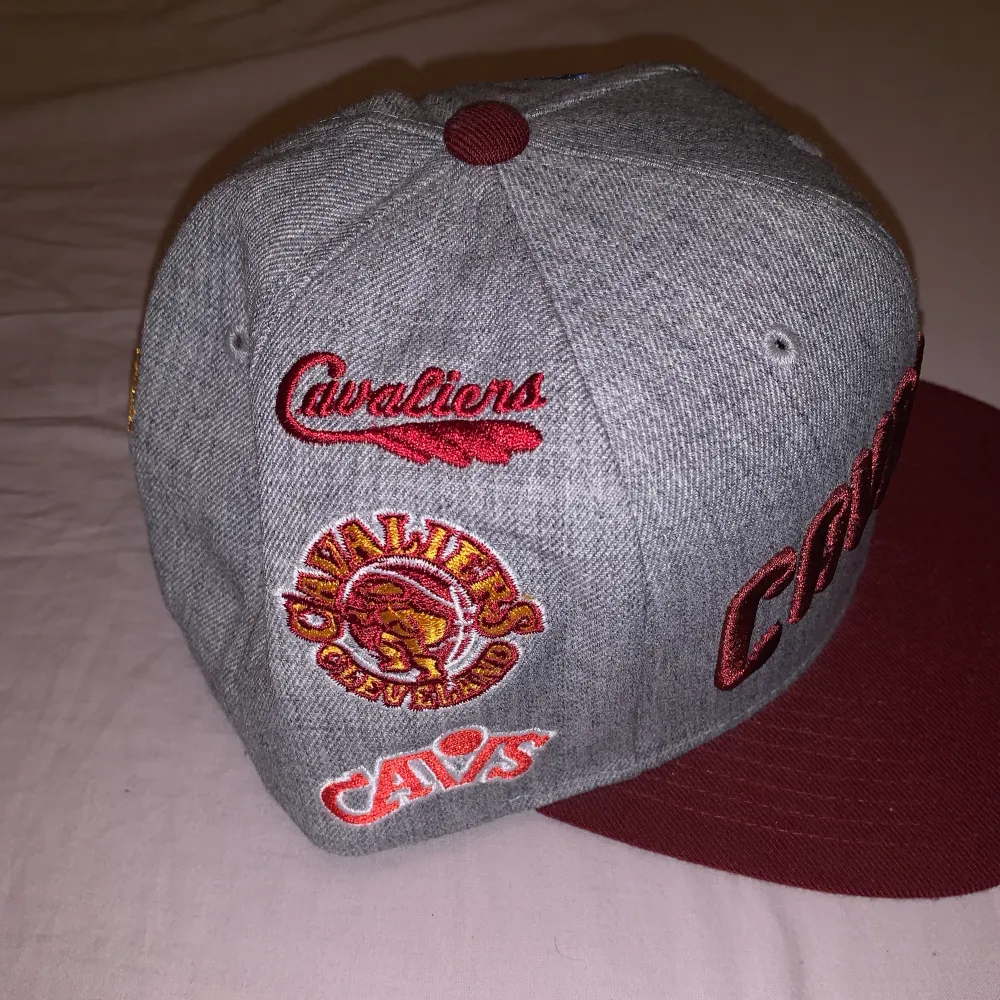 cavaliers keps mitchell and ness  Snapback  Aldrig använd . Accessoarer.