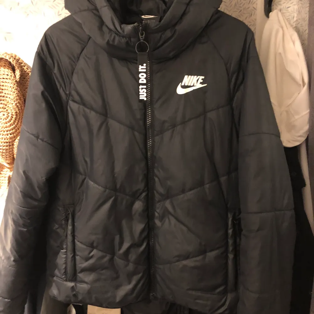 Säljer en fin Nike jacka som är använd endast en vinter. Den är hel och fin och även lite större i storlek, skulle passa även M. Jackor.