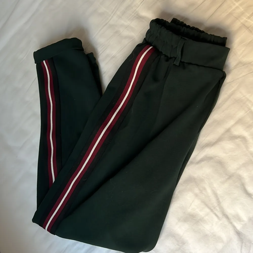 Super bekväma mörk gröna jogger/dress pants byxor med detaljer på sidan från bershka. Mycket bra skick och knappast använda.   Original pris: 250kr Frakt: 29kr . Jeans & Byxor.
