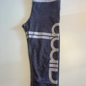 Aimn träningstights storlek S - Säljer mina älskade träningstights från Aimn. Använda ett fåtal gånger. Storlek Small