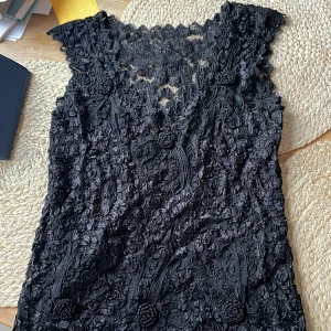 Lace topp - Köpte denna jätte fina spetslinnet second hand men sitter inte bra på mig, har inte använt!