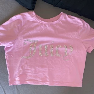 Juicy couture - Juicy top som inte kommer till användning längre💞Några stenar som har lossnat men inget man märker när man har den på sig💗storlek xs men skulle säga att den passar xxs och vanlig s också! nypris 400kr men priset kan diskuteras, öppen för byten!