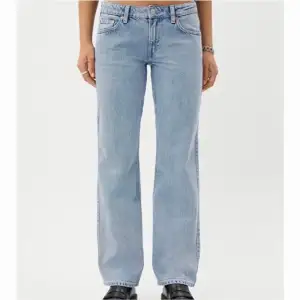 Lågmidjade jeans från weekday, modellen ”arrow”  nypris 500