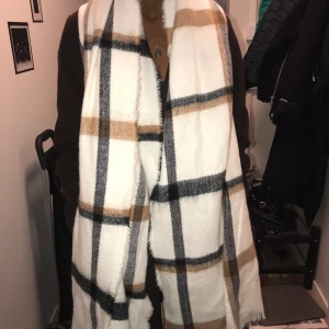 Halsduk  - Säljer min vita halsduk för att jag inte gillar den och för att det är inte mitt typ säljer den för 60kr