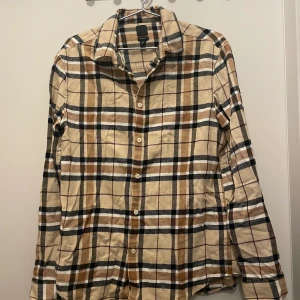 Skjorta  - Rutig skjorta från hm i strl M