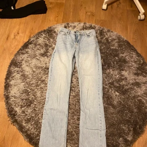 Raka jeans blåa  - Säljer dessa jeansen från NLY! Helt oanvända pågrund av att de var för långa för mig! Jag är 163 och tog strl 32(extra long) köpte de för 599kr!!!!