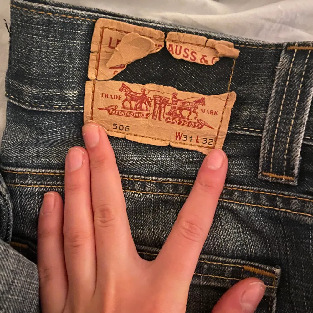 Min favvobyxor💓 verkligen de perfekta jeansen. Levi’s 506 med lowwaist😊. Jeans & Byxor.