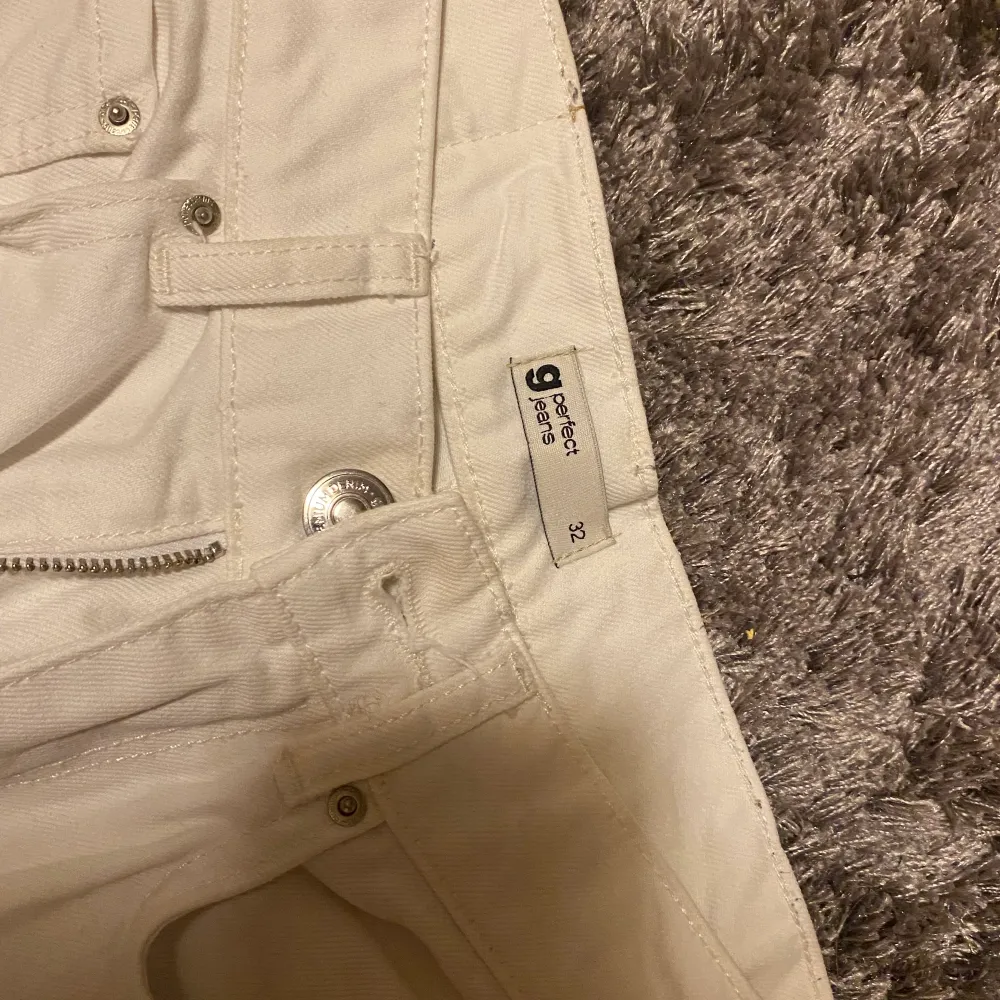 Vanliga vita raka jeans! Köpt feån Gina T, strl 32! Jag är 163 och dem funkar utmärkt i längden! Normal strl i midjan . Jeans & Byxor.