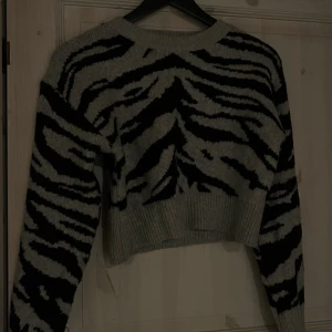 Stickad tröja  - Storlek xs jätte skönt material