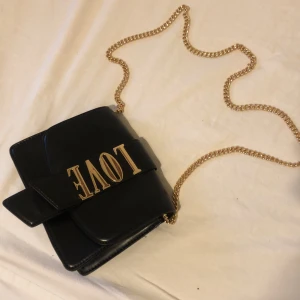 Hm Love crossbody - 20x16 cm svart handväska från hm.