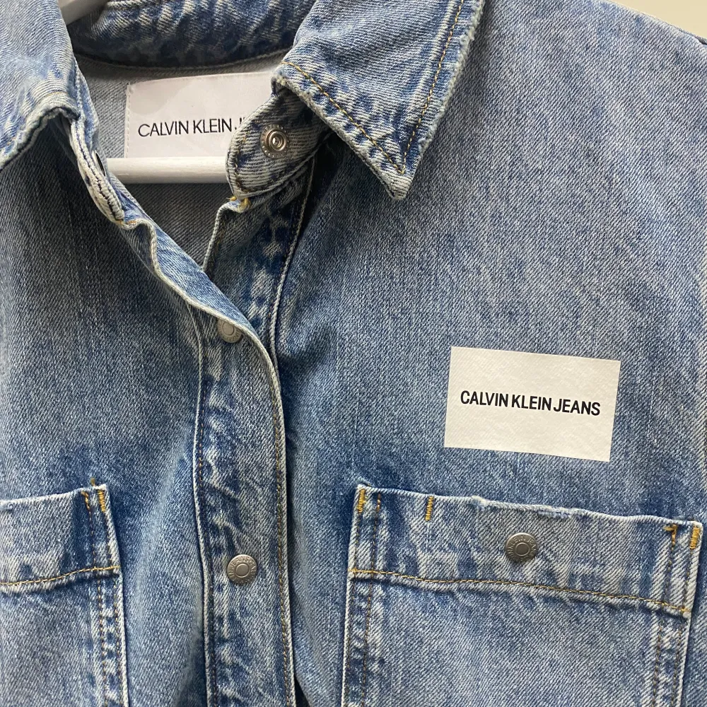 Jättefin helt ny jeansskjorta från Calvin Klein, sitter snyggt på mig som är en stl S!💓. Skjortor.