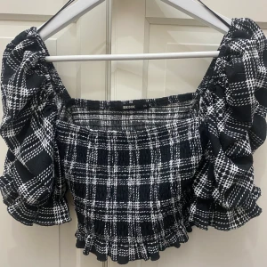 Topp - Jättefin topp från Bikbok. Stl XS, men är stretchig så passar S också! Knappt använd💓