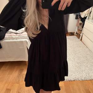 Jättefin svart klänning från zara. Strl xs men för stor för mig som brukar ha xs så borde passa någon med S eller M🖤aldrig använd