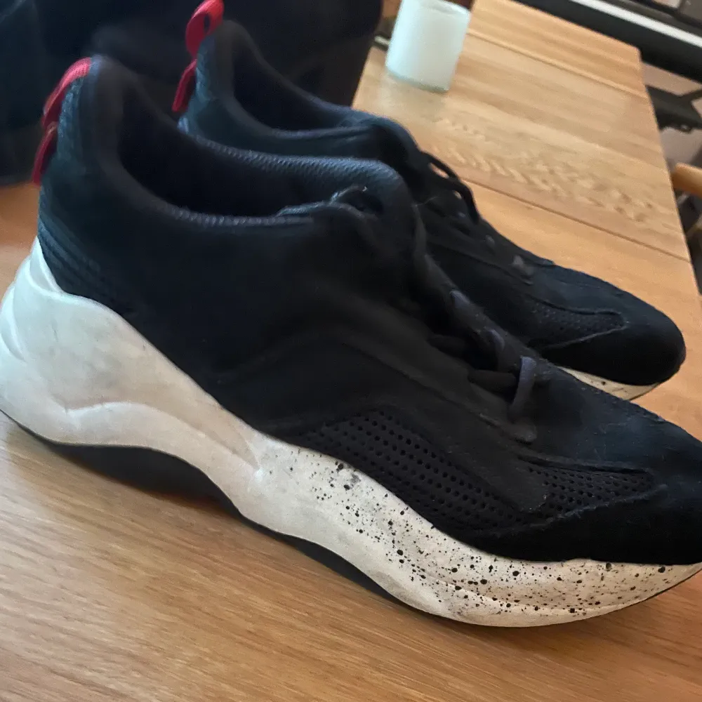 Sneakers från Bianco. Chunky, lite tyngre sula. Tyg + mocka på skons ovansida. Köpt för ett par år sedan men endast använda under någon månads tid. Bra skick!. Skor.