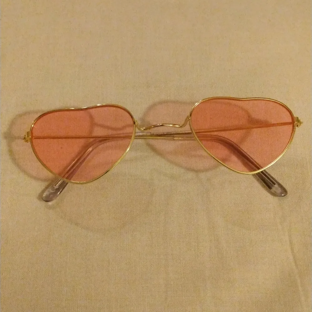 Hjärtformade solglasögon med rosa glas och guldiga bågar! Passar så bra som utklädnad- eller bara för att se världen genom ett rosa skimmer 💗. Accessoarer.