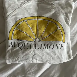 Säljer den trendiga och snygga acqua limone tröjan, som blivit för liten! 