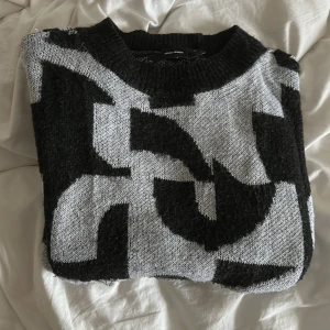 Stickad tröja  - Super snygg och skön stickad tröja med ett coolt mönster på! Kommer tyvärr inte till användning 