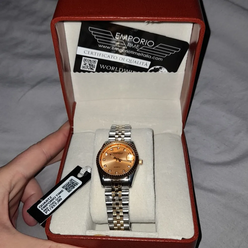 Säljer en sprillans ny Armani klocka från en säljvinst på jobbet. Kartong och äkthets bevis medföljder. Övrigt.