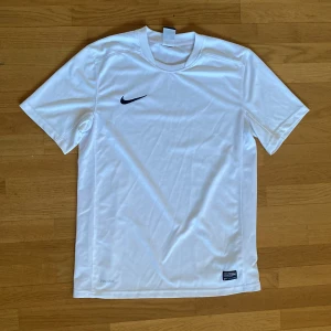 Nike DRI-FIT träningströja - Perfekt skick men för liten för mig. Stl M