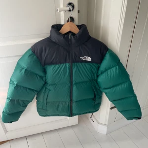 The North Face jacka  - Säljer min knappt använda The North Face jacka köpt förra vintern. Bra skick och andvänt asvarsfullt. Hör av er vid frågor, pris går att diskutera  mvh Anton