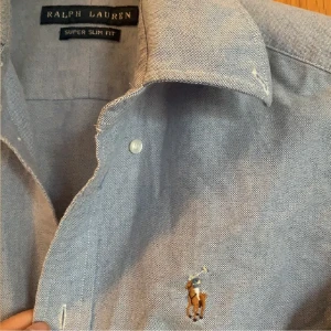 ralph lauren skjorta  - ralph lauren skjorta blå super slim fit S nyskick 