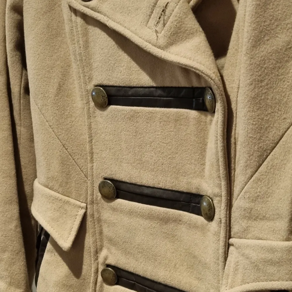 Fin beige kappa från H&M, med militärinspirerad design. Buren ett fåtal gånger, normal i storleken. :)  Storlek 36. Jackor.