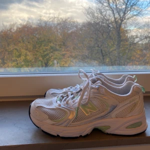 New Balance - 530  - Säljer de populära skorna från new balance. Säljer pågrund av att de ej kommer till användning. Använda några gånger men är i super skick💚