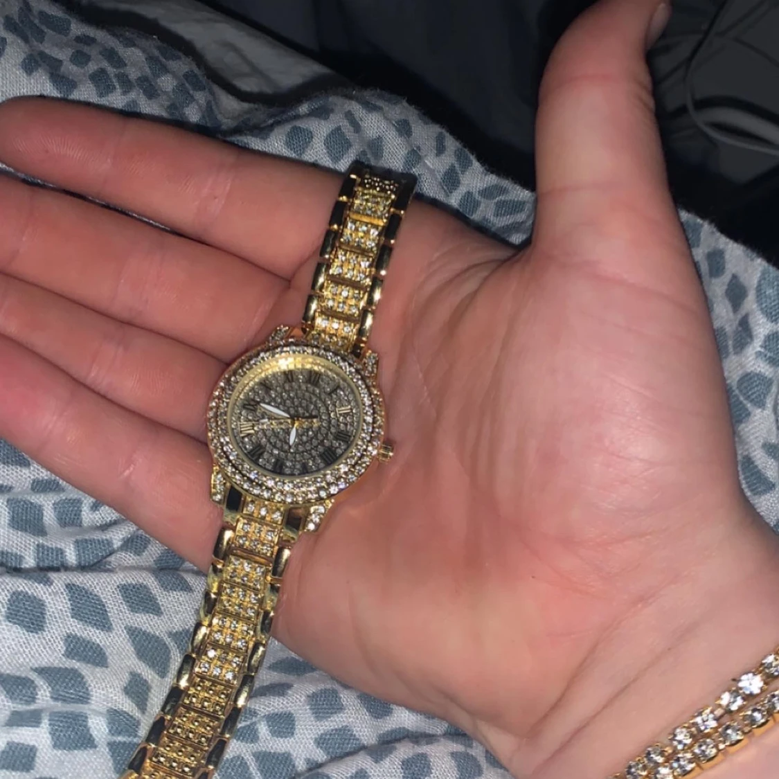 Klocka med glittrande stenar och guld  - 91