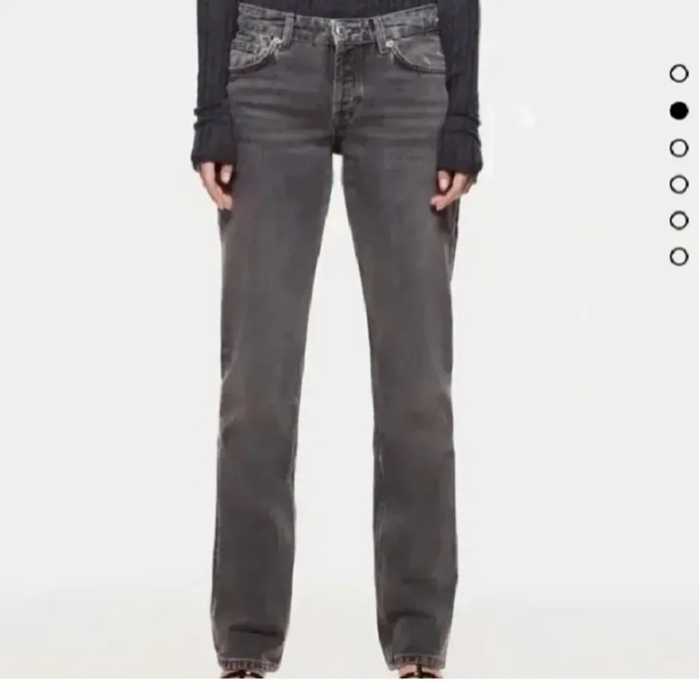Populära, slutsålda gråa jeans från zara! Lågmidjade och supersnygga!. Jeans & Byxor.