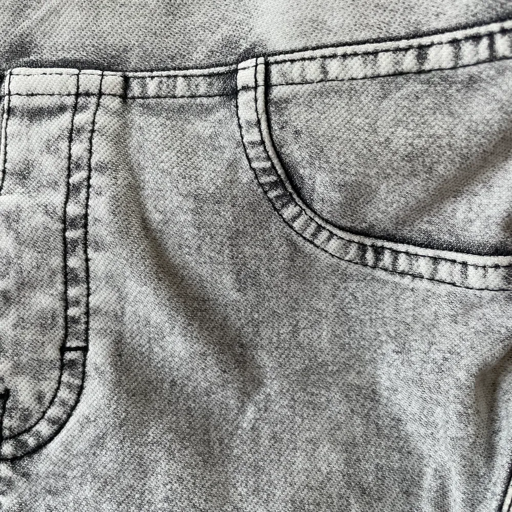 Långa jeansshorts i bra skick, bara använt några gånger! Ca 62 cm i omkrets runt midjan & 42 cm långa. Säljer dem för 49kr + frakt 39kr (står köparen för). Jeans & Byxor.