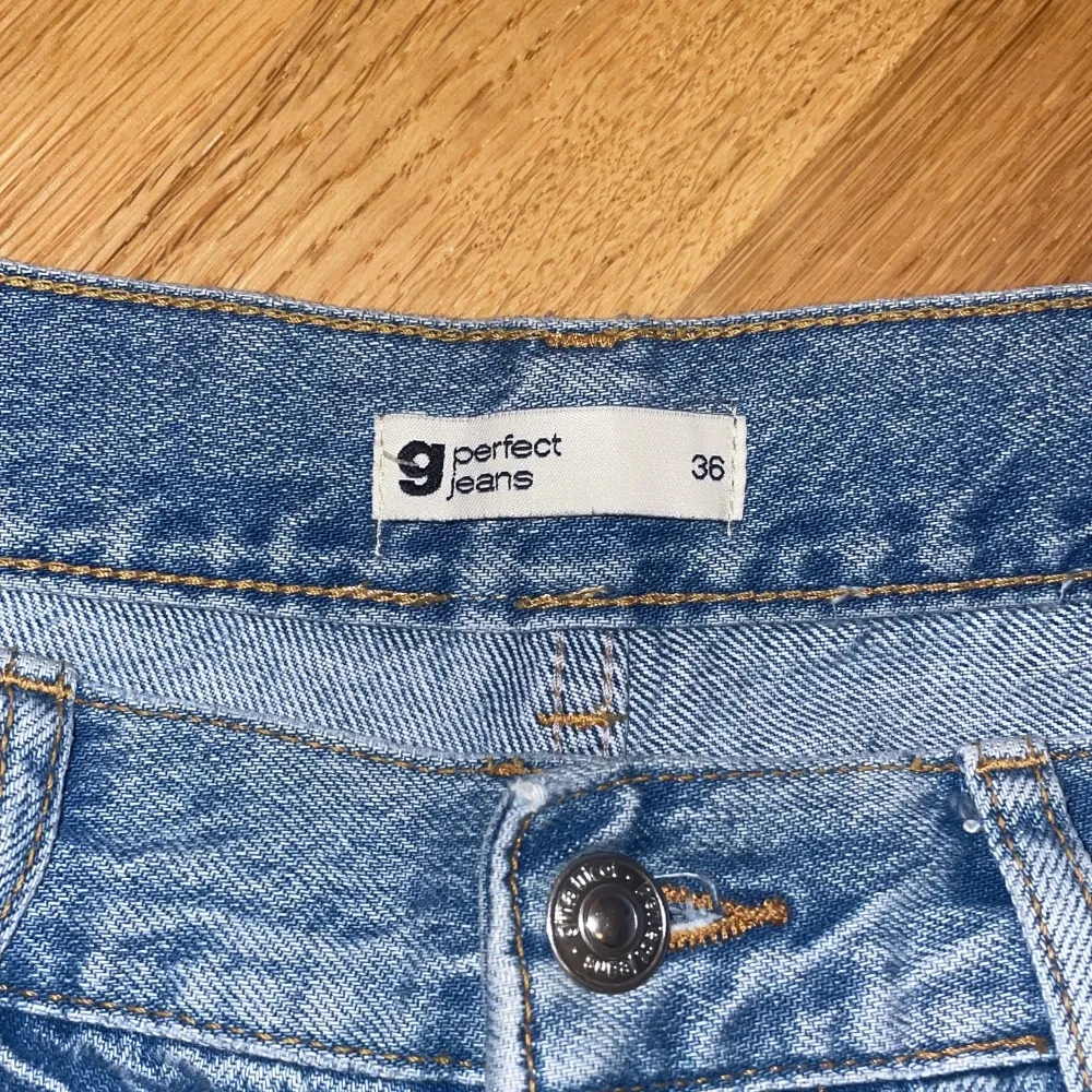 säljer mina jeans då dom är förstora för mig. jätte fina och fortfarande i bra kvalitet, dom är köpta för bara några månader sen. måtten på byxan är: midjemått 82-83cm, innerbensmått 81 cm. Jeans & Byxor.