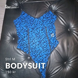 Bodysuit  - Blå bodysuit med kupor, strl M kan passa L. Aldrig provad Kupstorlek C 150kr +50kr frakt.