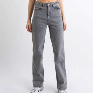 Gråa jeans från Madlady i storlek 36. Som nya :) Normala i storleken, lite stretch. 