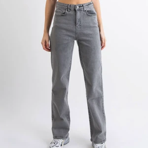 Gråa jeans - Gråa jeans från Madlady i storlek 36. Som nya :) Normala i storleken, lite stretch. 