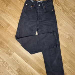 Levis rib cage straight 24 - Använda men i bra skick.