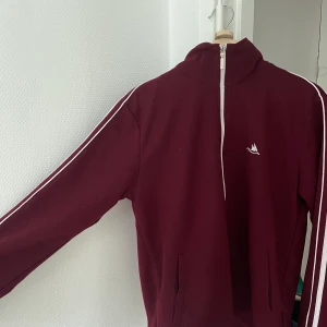 Vinröd jack/kofta - Snygg vinröd tunn vårjacka eller kofta med vita detaljer. Fint skick, köpt i Berlin!