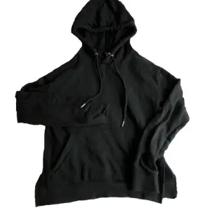 Svart basic hoodie från H&M. Supermjukt material, slits på sidorna och mellantjock. Knappt använd. Ställ gärna frågor om du har några ✨🤍