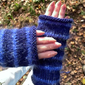 Torgvantar - Varma och funktionella torgvantar. Stickade i mohair och ull -> fluffiga och varma🔥. Passar de flesta. De är ca 16 cm långa, den perfekta längden enligt mig. 