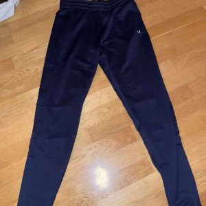 Blåa träningsbyxor  - Säljer pga för liten storlek och aldrig använda 