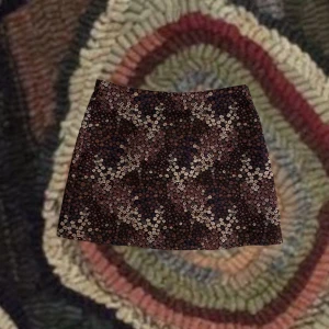 Blommig kort kjol - Kort kjol med dragkedja på baksidan! Som nyskick, sitter smidigt och rätt så tjock :) köptes secondhand!