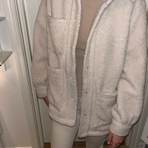 Teddy jacka! - En mysig och höstig teddy jacka i färgen beige!⚡️🫶🏼 Använd en höst och inga tecken på användning, i nyskick!💗💗storlek XS⚡️