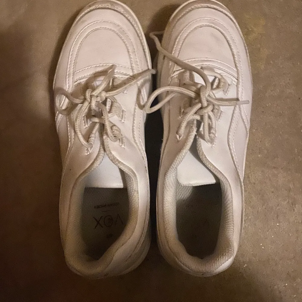Vita skor, storleken är 40, de är ifrån VOX och de är knappt använda. Priset kan diskuteras. . Skor.